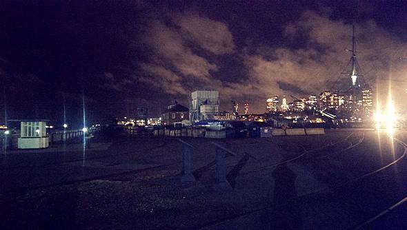 Hafen bei Nacht mit USS Constitution